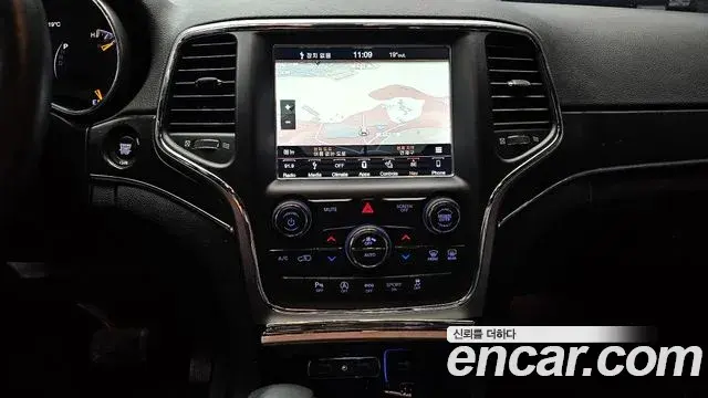 Jeep Grand Cherokee 2018 — Photo 30/30