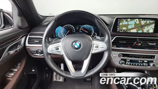 BMW 7 Series 2018 — ფოტო 33/43