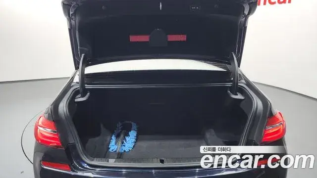 BMW 7 Series 2018 — ფოტო 39/43