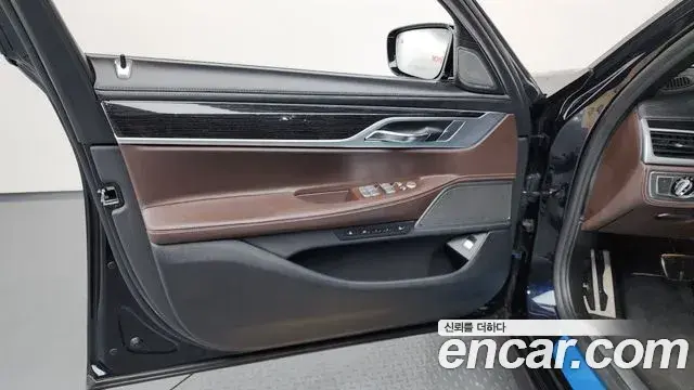 BMW 7 Series 2018 — ფოტო 28/43