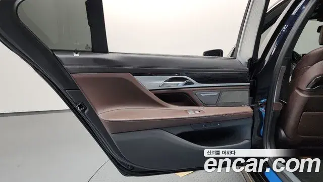 BMW 7 Series 2018 — ფოტო 37/43