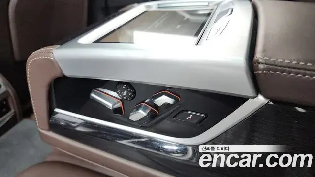 BMW 7 Series 2018 — ფოტო 27/43