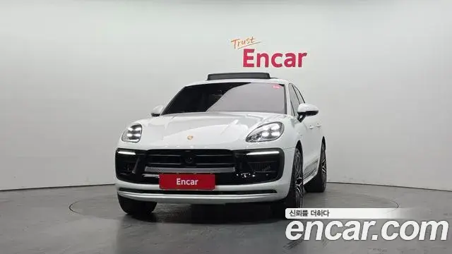 Porsche Macan 2023 — ფოტო 16/32