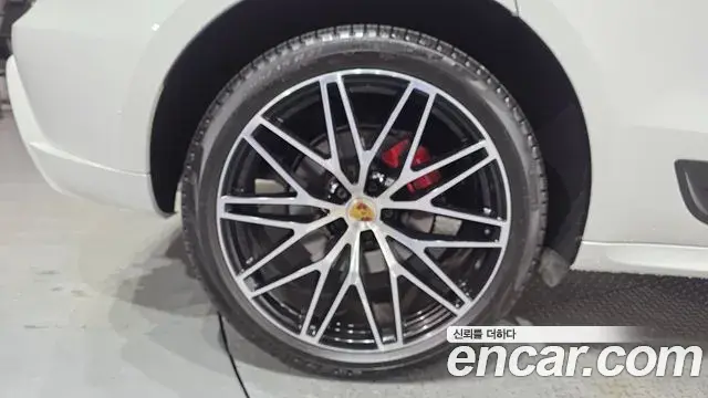 Porsche Macan 2023 — ფოტო 19/32