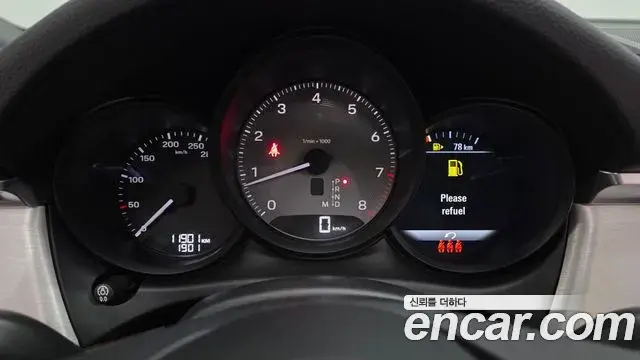 Porsche Macan 2023 — ფოტო 25/32
