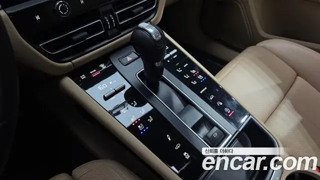 Porsche Macan 2023 — ფოტო 23/32