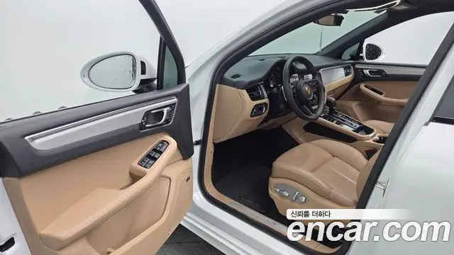 Porsche Macan 2023 — ფოტო 13/32