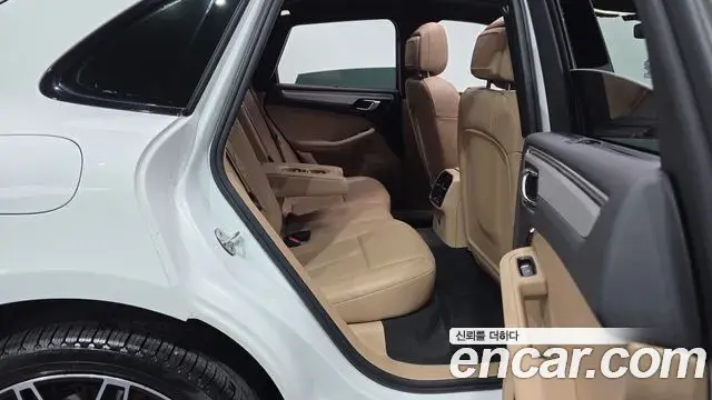 Porsche Macan 2023 — ფოტო 26/32