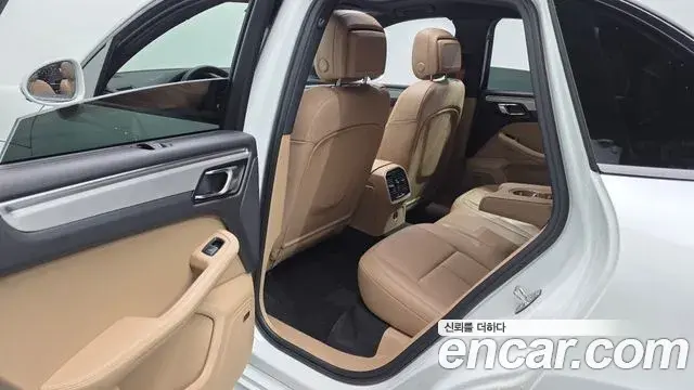 Porsche Macan 2023 — ფოტო 3/32