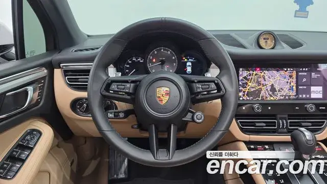 Porsche Macan 2023 — ფოტო 15/32
