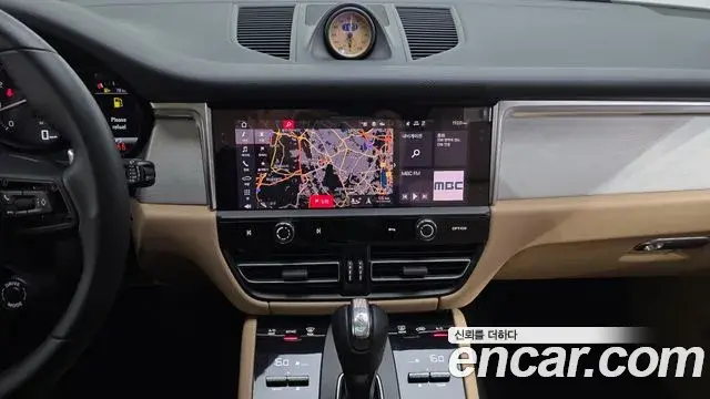 Porsche Macan 2023 — ფოტო 14/32