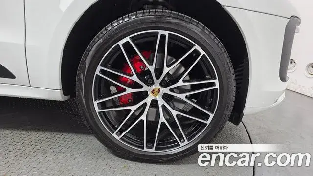 Porsche Macan 2023 — ფოტო 20/32