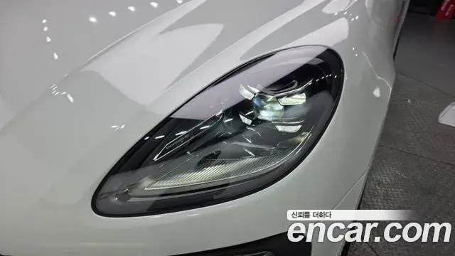 Porsche Macan 2023 — ფოტო 24/32