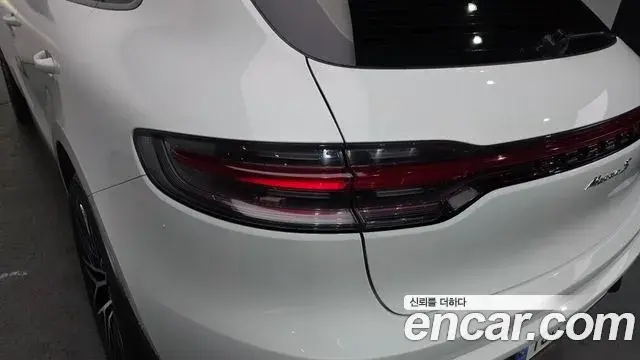 Porsche Macan 2023 — ფოტო 21/32