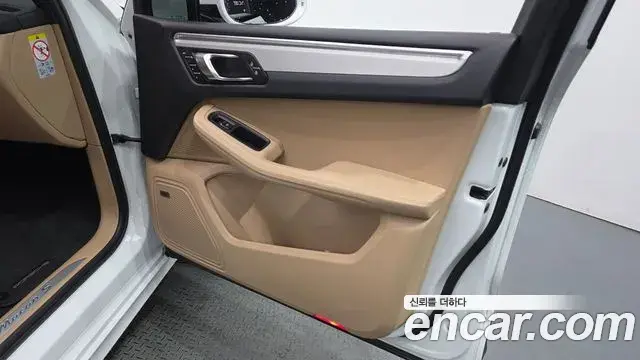 Porsche Macan 2023 — ფოტო 31/32