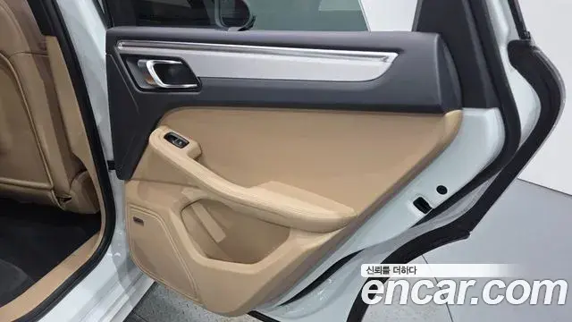 Porsche Macan 2023 — ფოტო 8/32