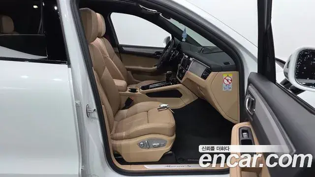 Porsche Macan 2023 — ფოტო 27/32