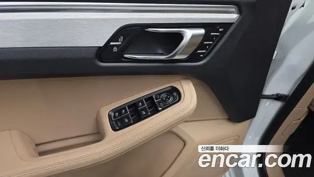 Porsche Macan 2023 — ფოტო 28/32
