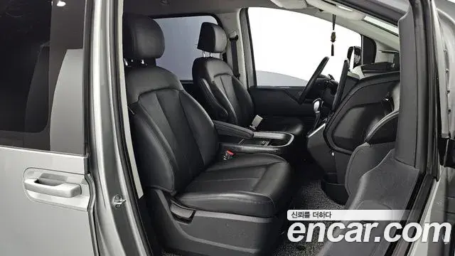 Hyundai Staria 2023 — Photo 9/31
