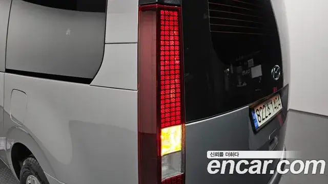 Hyundai Staria 2023 — Photo 2/31