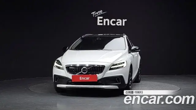 Volvo V40 Cross Country 2019 — ფოტო 15/20