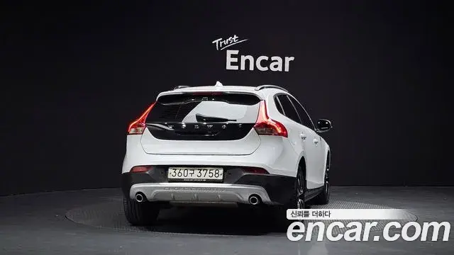 Volvo V40 Cross Country 2019 — ფოტო 18/20
