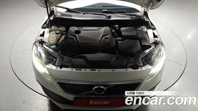 Volvo V40 Cross Country 2019 — ფოტო 2/20