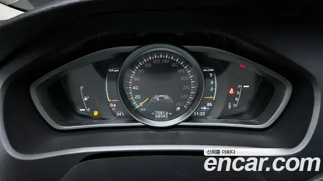 Volvo V40 Cross Country 2019 — ფოტო 5/20