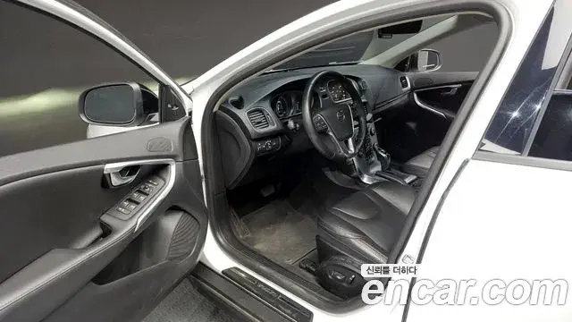 Volvo V40 Cross Country 2019 — ფოტო 4/20