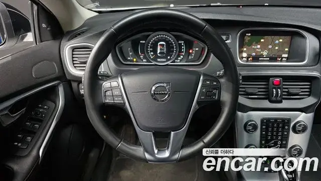 Volvo V40 Cross Country 2019 — ფოტო 7/20