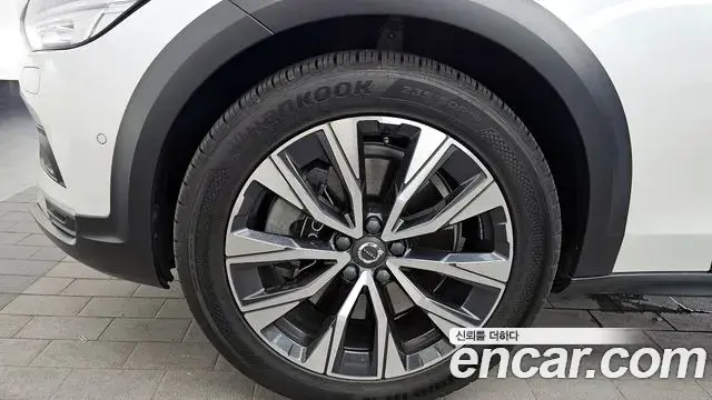 Volvo V90 Cross Country 2021 — Фото 5/20