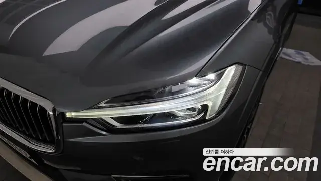 Volvo XC60 2018 — Şəkil 9/34