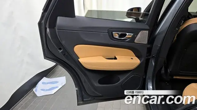 Volvo XC60 2018 — Şəkil 24/34