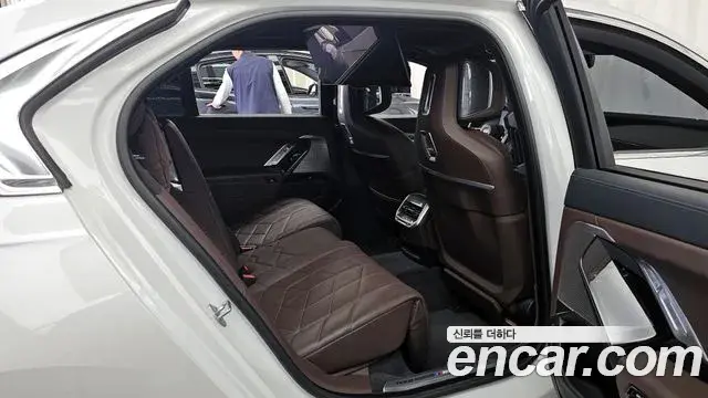 BMW 7 Series 2023 — Şəkil 23/32