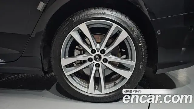 Audi A6 2021 — ფოტო 22/35