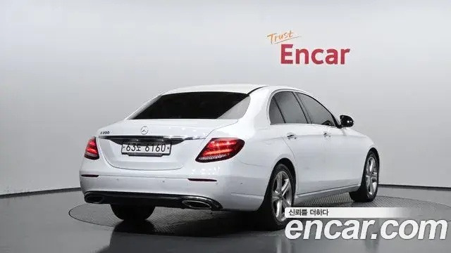 Mercedes-Benz E-Class 2018 — ფოტო 14/20