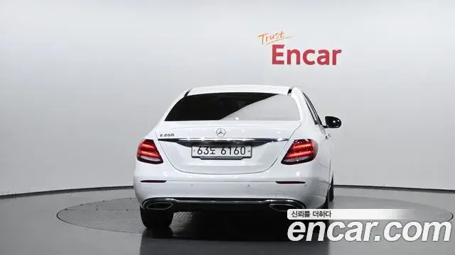 Mercedes-Benz E-Class 2018 — ფოტო 17/20