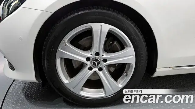 Mercedes-Benz E-Class 2018 — ფოტო 18/20