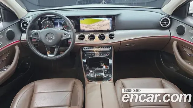 Mercedes-Benz E-Class 2018 — ფოტო 19/20