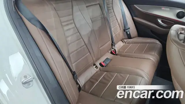 Mercedes-Benz E-Class 2018 — ფოტო 15/20