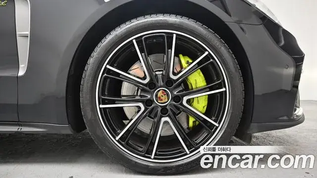 Porsche Panamera 2023 — Photo 8/20