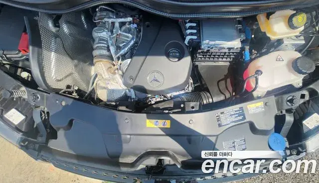 Mercedes-Benz V-Class 2025 — Photo 16/17