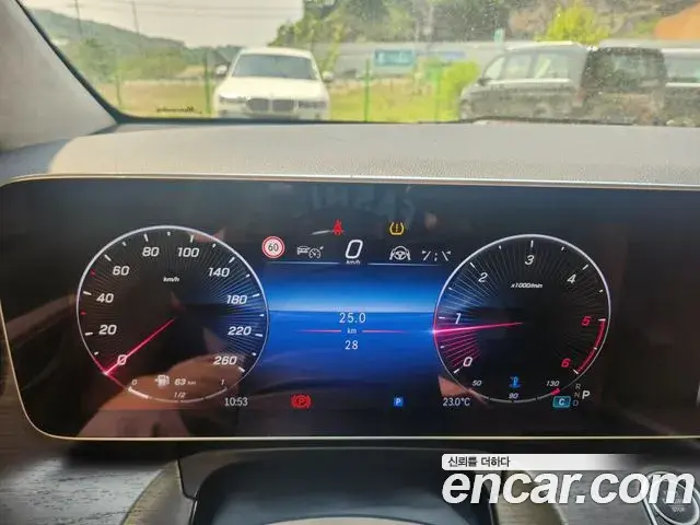 Mercedes-Benz V-Class 2025 — Photo 17/17
