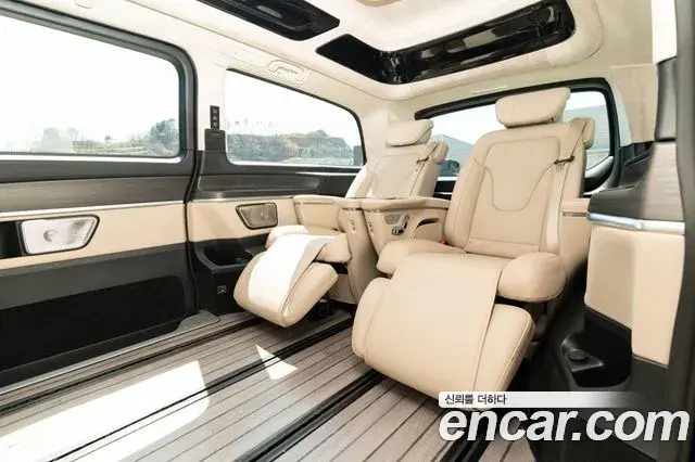 Mercedes-Benz V-Class 2025 — Photo 15/17