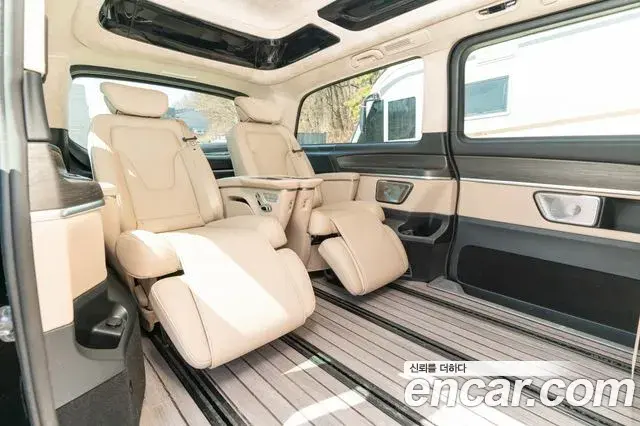 Mercedes-Benz V-Class 2025 — Photo 2/17