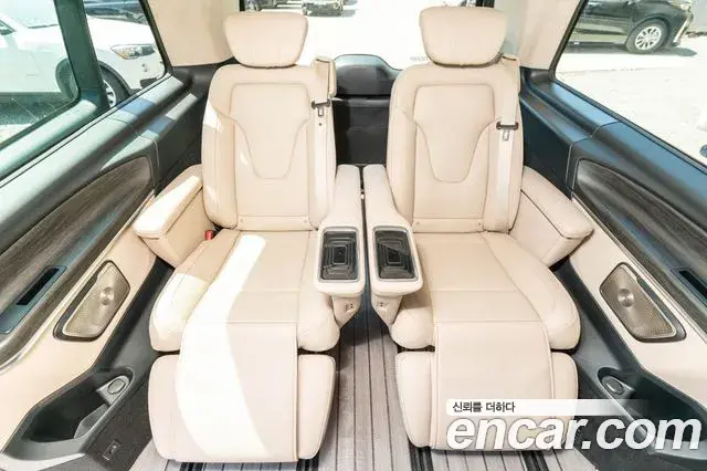 Mercedes-Benz V-Class 2025 — Photo 3/17