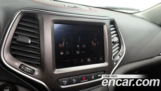 Jeep Cherokee 2021 — Şəkil 25/30
