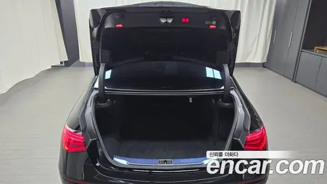 Mercedes-Benz S-Class 2023 — Photo 16/20
