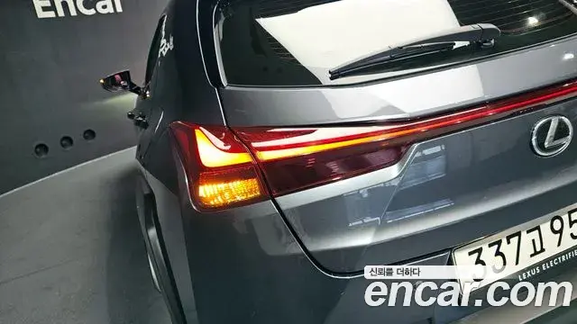 Lexus UX250h 2023 — ფოტო 1/30