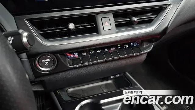 Lexus UX250h 2023 — ფოტო 17/30